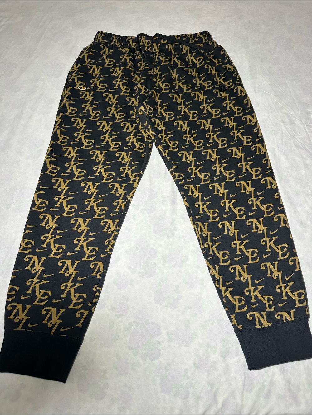 Nike Men's XL Jogger Pants Black Gold Logo
Print FZ2231-011 (Size XL)